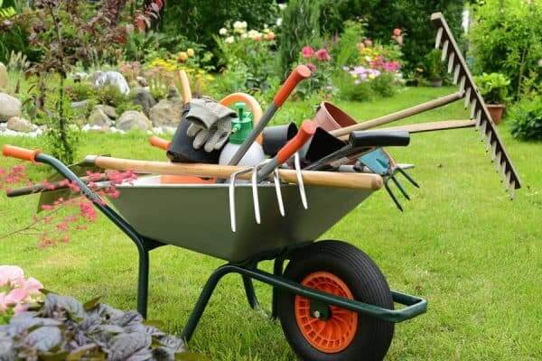 garten-arbeit-schubkarre-werkzeug